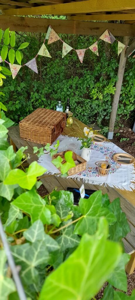 Weinviertler Picknick mit Hund. Gedeckter Holztisch