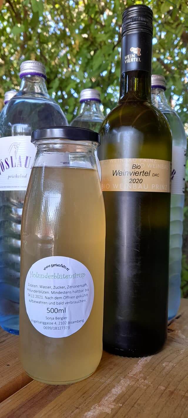 Weinviertler Picknick mit Hund. Bio Getränke auf einem Tisch