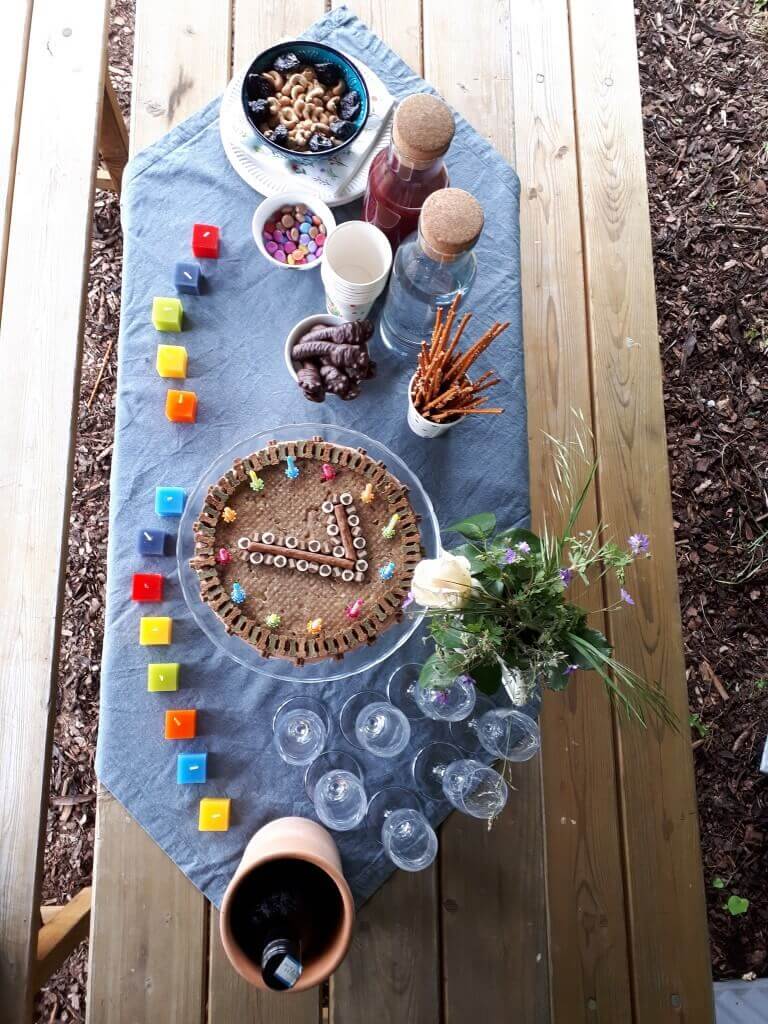 Hunde Geburtstagsparty. Gedeckter Geburtstagtisch mit Torte, Snacks und Getränken