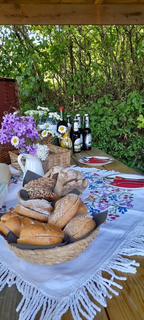 Hunde Picknick. Ein reich gedeckter Tisch mit Essen und Getränken.