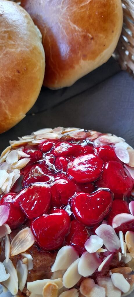 Picknick mit Hund. Süßes Gebäck in einem Picknickkorb.