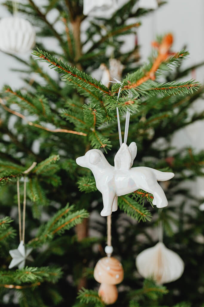 Hundezone mieten - Winterzauber, Winterpicknick. Christbaum Hund Hundezone mieten - Winterzauber, Winterpicknick. Christbaumschmuck weisser Hund