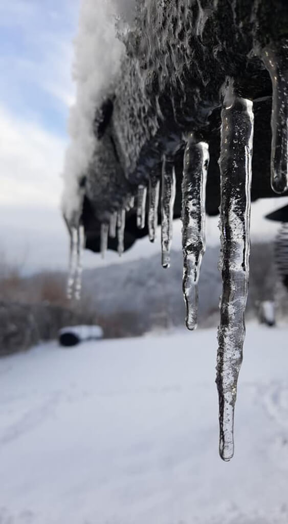 Hundezone mieten im Winter - Winterzauber. Hundeauslaufzone Winter Hundezone mieten im Winter - Winterzauber. Hundeauslaufzone Winter. Eiszapfen am Dach der Hütte