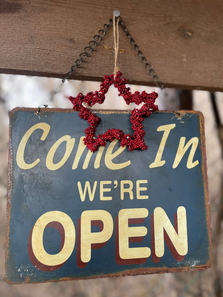 Hundezone mieten im Winter - Winterzauber. Hundezone geöffnet Hundezone mieten im Winter - Winterzauber. Schild: Hundezone geöffnet