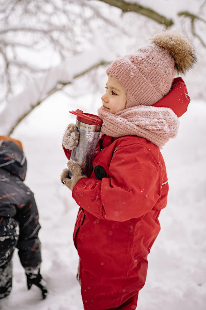 Hundezone mieten im Winter - Winterzauber. Kind Hund Winter Hundezone mieten im Winter - Winterzauber. Kind Hund Winter