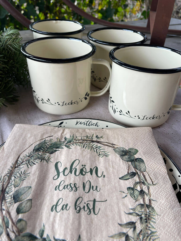 Hundezone mieten - Winterzauber Hundezone mieten - Winterzauber. Gedeckter Tisch mit Tassen und einer Serviette mit der Aufschrift "Schön, dass du da bist"